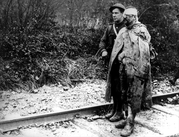 French policeman with a wounded German prisoner, November 1916