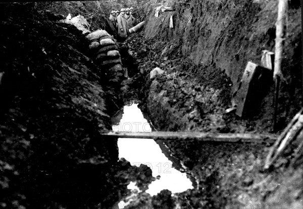 Plateau de Vauderc. Tranchée de 1ère ligne envahie par l'eau et la boue