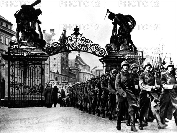 Annexion de la Tchécoslovaquie par l'Allemagne. Troupes allemandes dans le vieux château-fort de Hadschin, à Prague