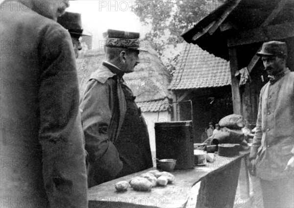 Le général Mangin visitant les cuisines