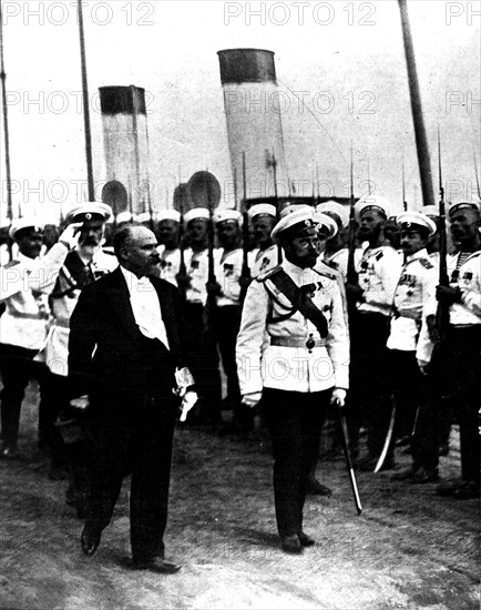 Visite de M. Raymond Poincaré, président de la république française en Russie. Poincaré, accompagné de Nicolas II, passe en revue les marins de la garde de Kronstadt