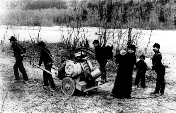 The Gold Rush: Family on way to the Klondike