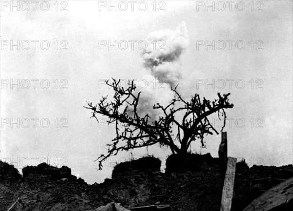 Breakdown of a rocket on the German lines during the French attack, 1916