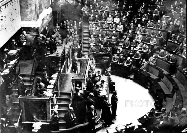 A l'assemblée nationale, Félix Gouin lit la lettre de démission du général de Gaulle