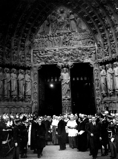 Gouvernement de Vichy. Pétain à Paris en compagnie du cardinal Suchard et de Suchard à la sortie d'une messe à Notre-Dame