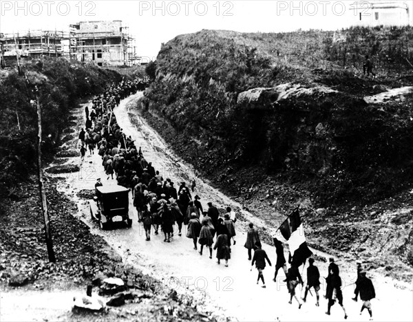 Mussolini's facists groups march on Rome