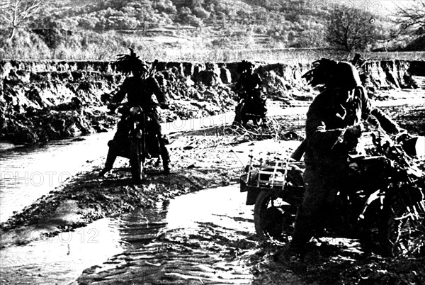 Italian troops crossing a river