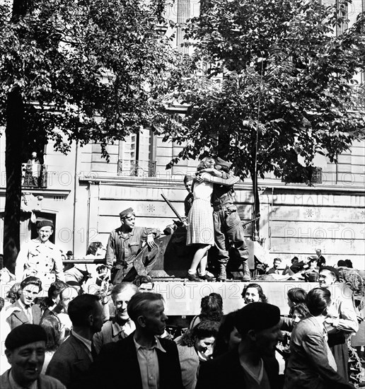 Libération de Paris. Paris. Avenue du Maine, arrivée de la 2ème D.B.. Char du 1er régiment de marche des Spahis marocains