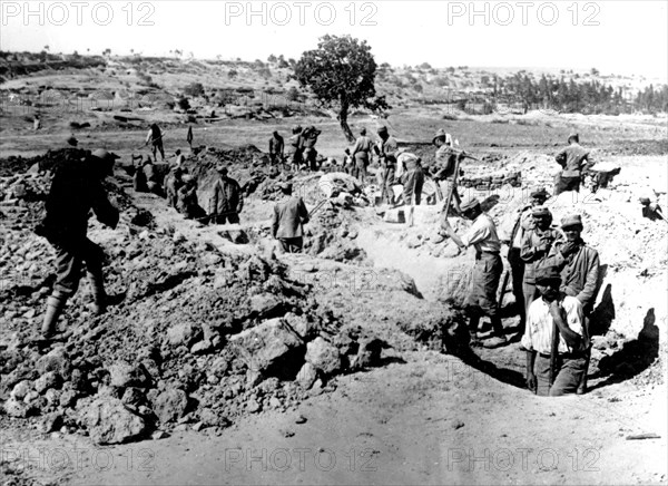 Soldats français creusant des tranchées à Gallipoli