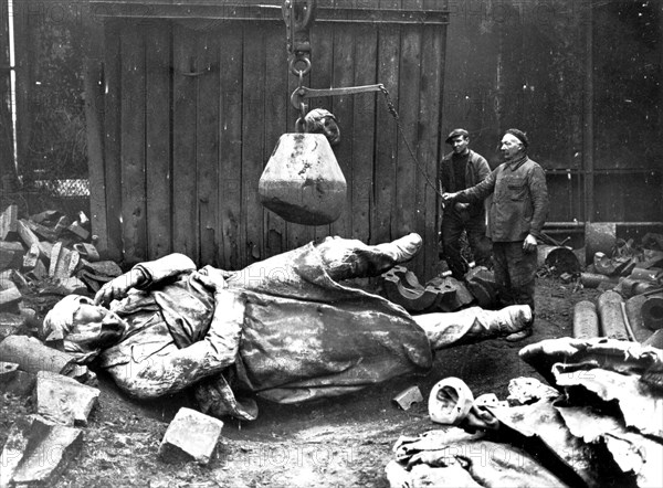 Casting of Victor Hugo's statue in Paris