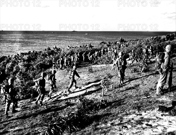 Les marins américains à Agunajima (30 miles à l'ouest d'Okinawa), 1945