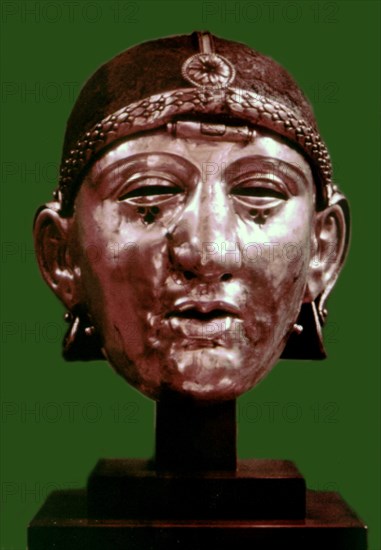 Parade helmet in form of a man's head, with a mask representing the whole face