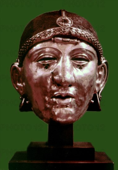 Casque de parade en forme de tête d'homme avec un masque qui représente tout le visage