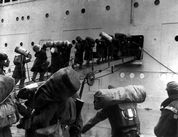 British people leaving Haifa (Israel) after the American resolution of May 1948