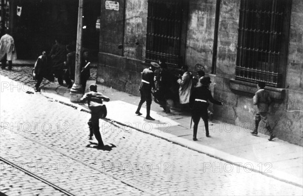 Barcelona, guards are charging at students (1932)