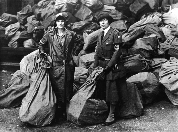 General strike. Volunteer women working at the London Central Post Office (1926)