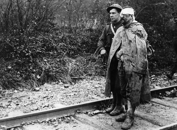 Policier militaire avec un prisonnier allemand blessé, 1916