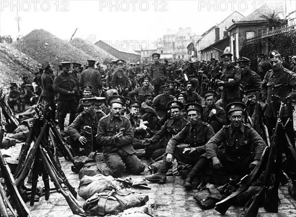 Troupes britanniques faisant halte dans un village français, 1917