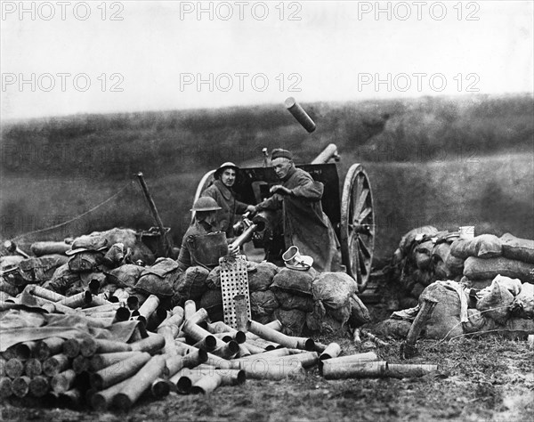 Artillerie américaine en action utilisant un canon de 75