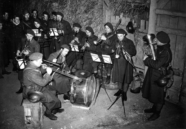 Jazz band set up in a barn to entertain soldiers (1940)