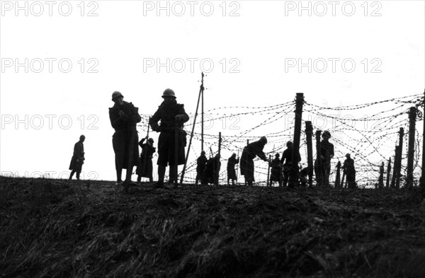 Sur le front, pose de fils de fer barbelés (1939)