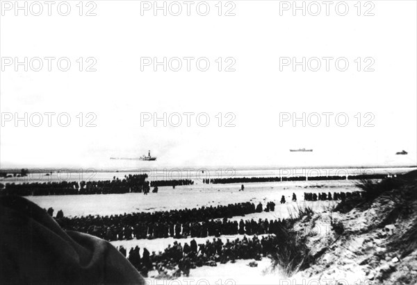 Dunkirk, French and English troops waiting for the order to embark (1940)