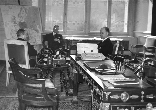 Paris. Sumner Welles, devant la carte de l'Europe, discute avec Paul Reynaud du futur sort de l'Allemagne (1940)