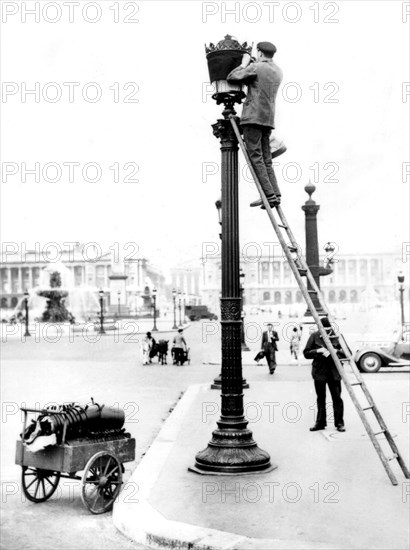 Paris. Installation des lampes bleues de sécurité sur les réverbères publics.