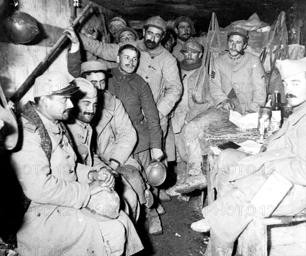 Soldats au repos dans le P.C. du secteur au nord ouest du Fort de Vaux