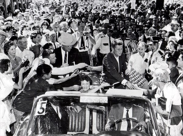 John Kennedy (à droite), Johnson (à gauche), candidats du parti démocrate à la présidence, pendant la campagne éléctorale (au milieu, Mme Johnson) parmi leurs supporters à Forth Worth dans le Texas