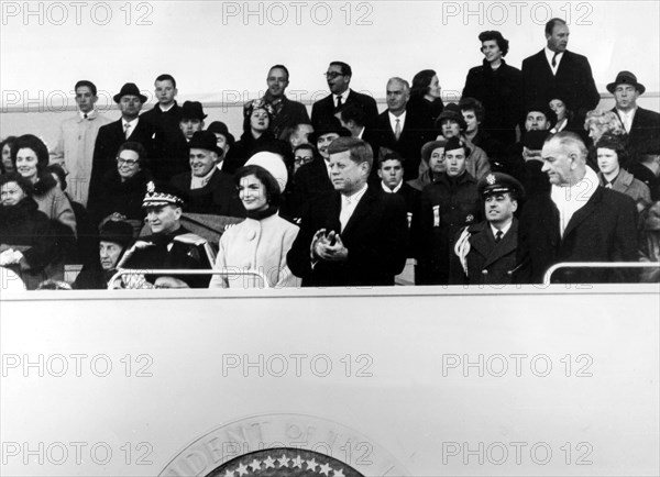 Washington. La parade d'inauguration. Dans la tribune, Kennedy et sa femme et à droite le vice-président Johnson
