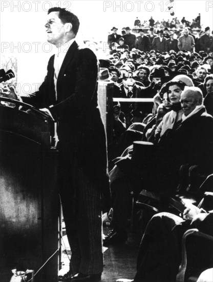 Discours inaugural de John Kennedy (derrière lui Jacqueline Kennedy et Eisenhower)