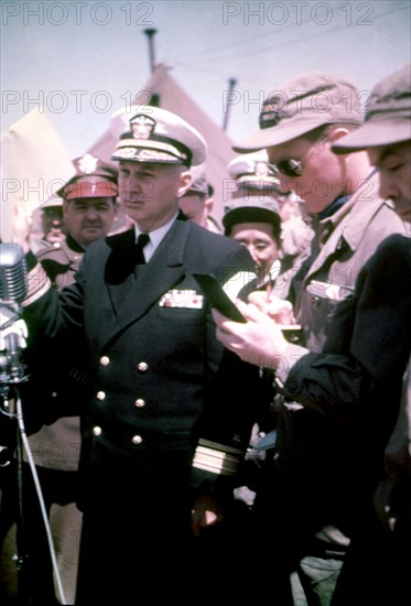 L'amiral John C. Daniel, délégué des Nations Unies, fait des déclaration à la presse lors de la conférence de Panmunjon