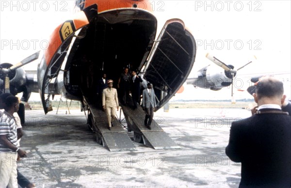 Visite de l'ambassadeur Gullion (O.N.U.). Mobutu, Joseph Bundle (secrétaire à la défense) descendant d'avion