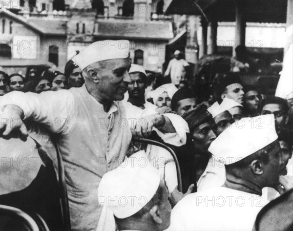 Nehru in Bombay surrounded by the crowd