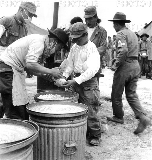 Distribution de riz dans un camp de l'O.N.U. en Corée