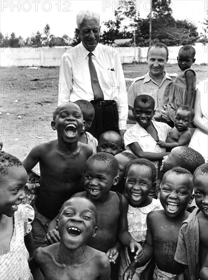 1962, à Limete, M. Maurice Pate (à gauche au fond), directeur exécutif de l'UNICEF