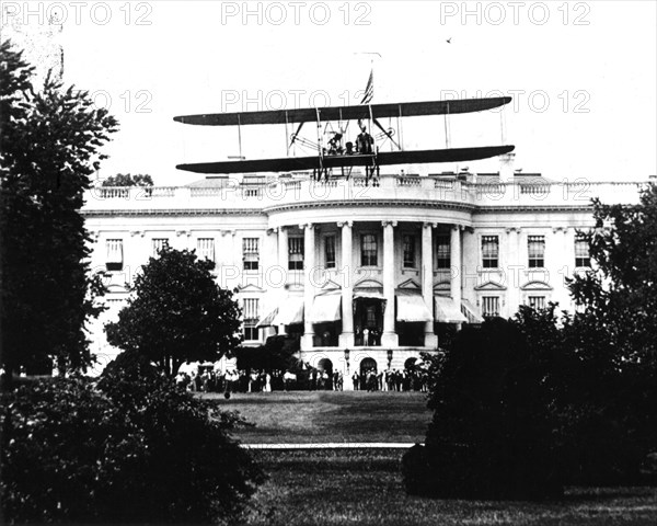 Harry Atwood s'envolant du toit de la maison blanche dans un avion Wright, type B