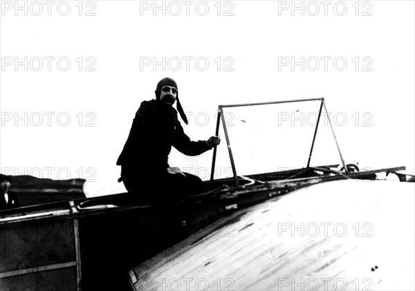 Traversée de la Manche par Blériot. Ici, dans sa nacelle, à Calais, à 4 h du matin