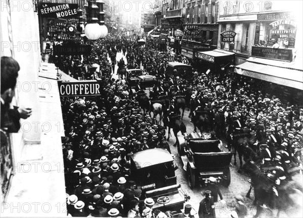 Paris. La foule, faubourg Montmartre, lors de la réception de Blériot dans les locaux du journal "Le Matin"