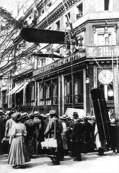 Paris. Maquette de l'aéroplane de Blériot exposée devant le journal "Le Matin"