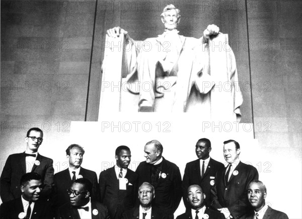 A Washington, après la marche pour les droits civiques, les leaders du mouvement (dont Martin Luther King) se sont rassemblés aux pieds de la statue de Lincoln