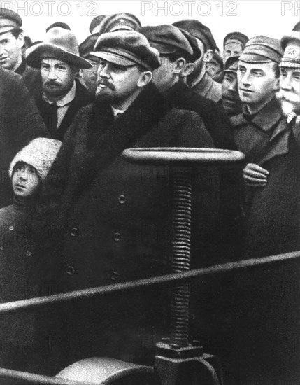 22 Octobre 1921, Lénine regarde la 1ère charrue électrique, fabriquée en URSS par la station expérimentale de l'institut zootechnique de Moscou