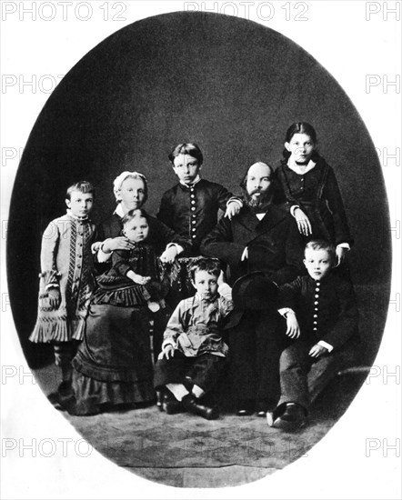 Lenin surrounded by his family in Simbirsk