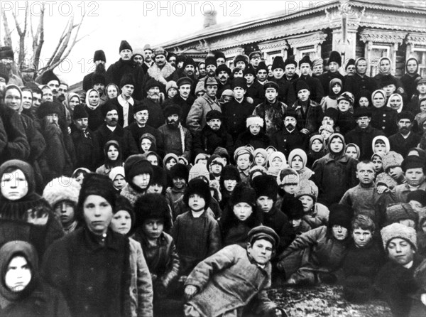 Novembre 1920, Lénine et N.K. Kroupskaïa avec un groupe de paysans, lors de la fête pour l'inauguration de la centrale électrique de Kashinskarfa