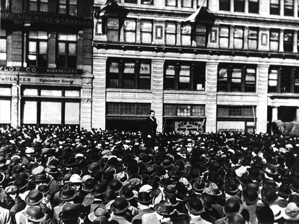 A New York, Carlo Tresca prend la parole à un meeting de travailleurs de l'industrie à Union Square