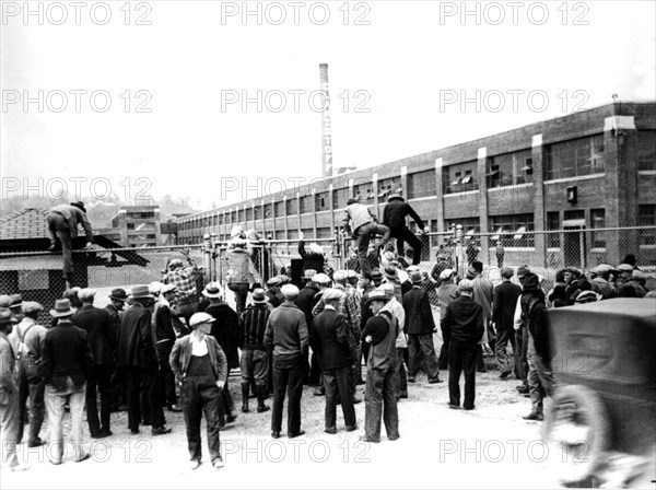 Elizabeth town, Tennessee. At American Bemberg Corp factory, sympathizers of the strikers trying to convince workers to quit work.