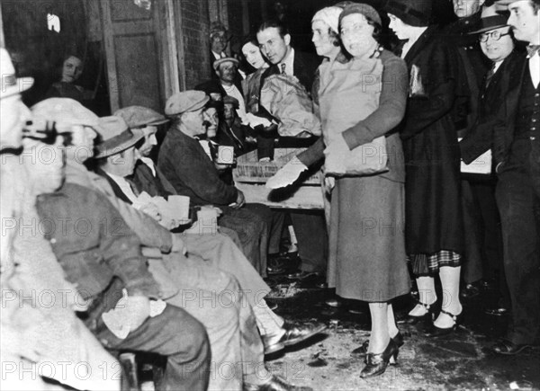 Brooklyn. Distribution of free meals in front of the unemployment office