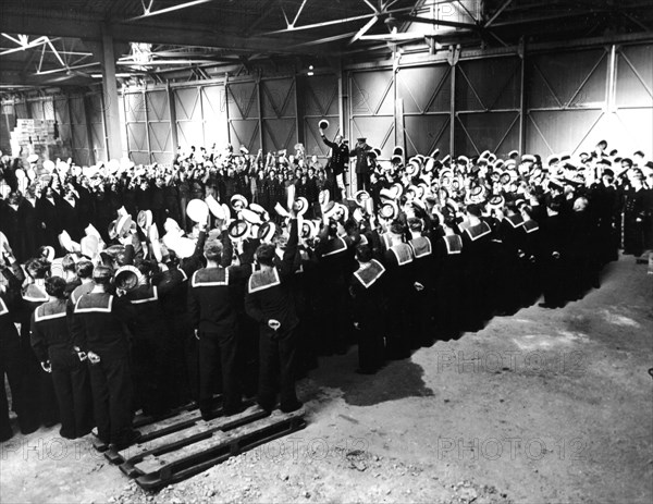 Winston Churchill lors d'une allocution aux marins et personnel féminin de l'armée