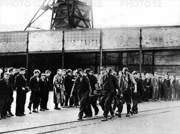 Evacuation of a wounded worker after the explosion of a mine in Kinghill (December 1934)